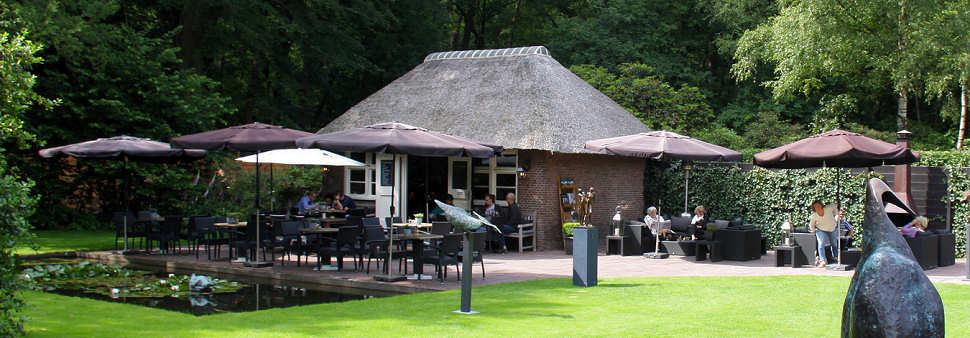 Het terras van de theeschenkerij bij galerie Wildevuur